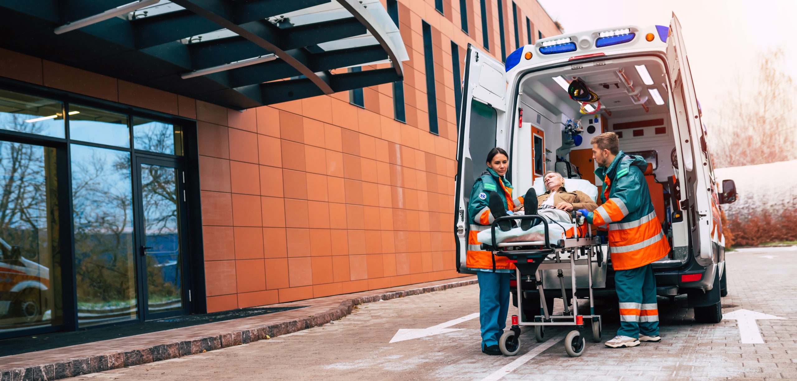 Personal sanitario junto a una ambulancia